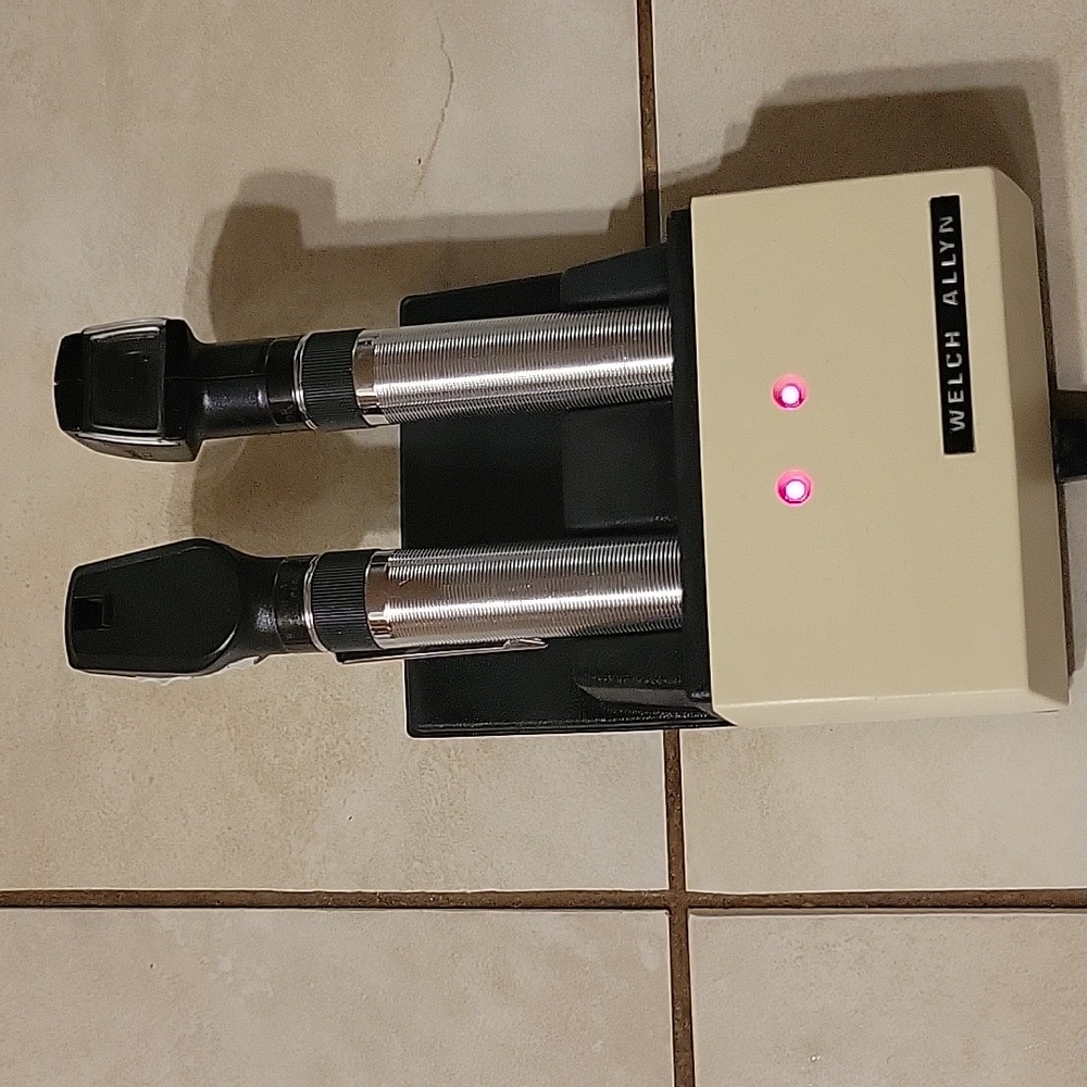 Vintage Welch Allyn Otoscope & Opthalmascope wuth Charger